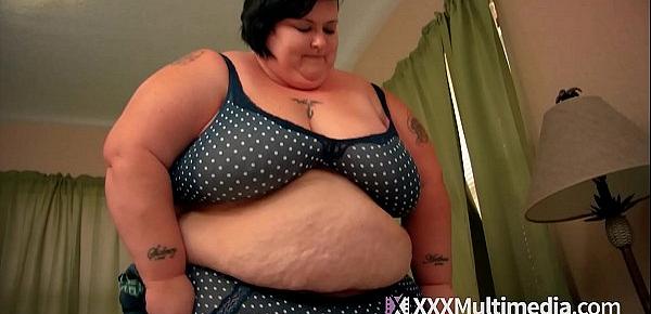  SSBBW Reenaye Starr Struggles To Fit In Her Tight Clothes